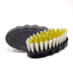 ESCOVA OVAL BASE PLASTICA CONNA